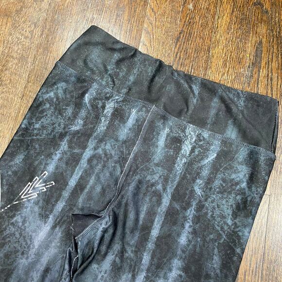 EVOLUTION & CREATION Leggings SIZE MEDIUM Cropped Gray with Boho Style Graphics - Picture 2 of 7